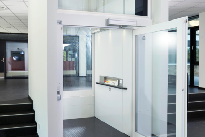 Aangezicht van een dichte lift en een trap omhoog en omlaag en een doorgang Aangezicht van een dichte lift en een trap omhoog en omlaag en een doorgang